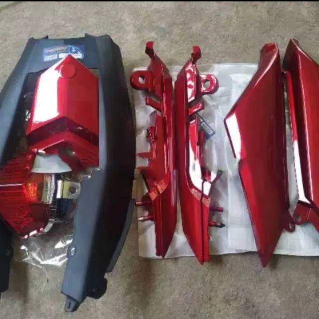 Cover body Vixion new Ks NVL merah plus lampu Stop