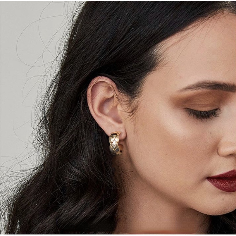 Anting Tusuk Warna Gold Gaya Elegan Untuk Wanita