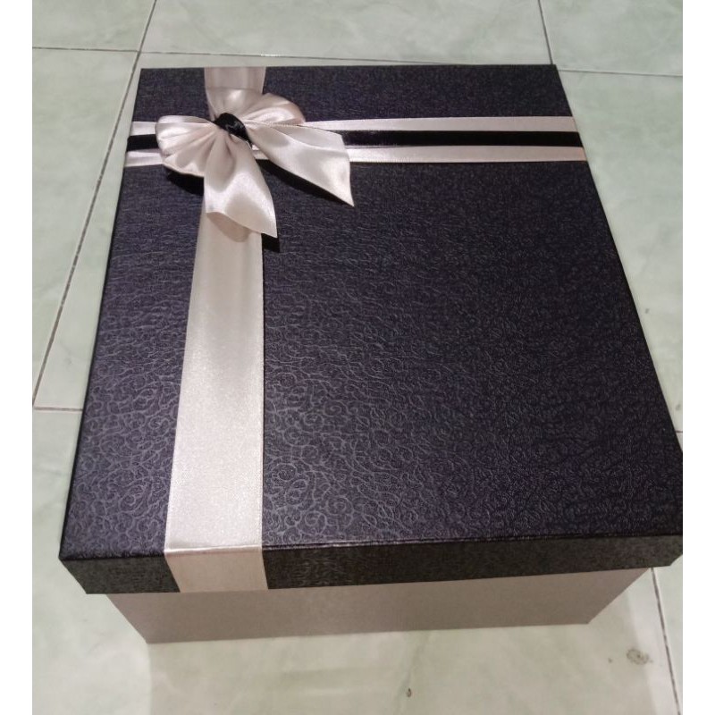 

Kotak kado besar / Gift Box murah cover fancy paper ukuran 30 x 25 x 10 cm