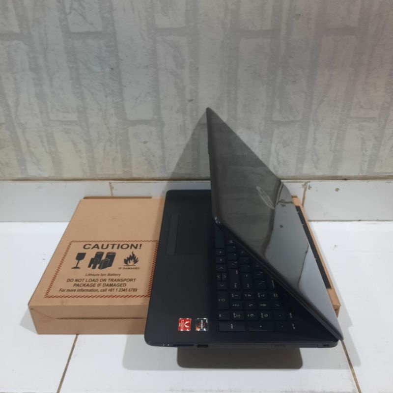 Laptop Hp 15-db0009AU Amd Ryzen 3 - 2200U Ram 4GB HDD 1TB Vga Amd Radeon Vega 3 Layar 15inch Keyboard Numlock