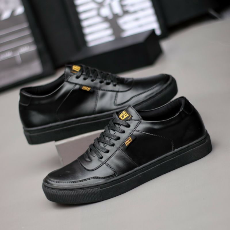 Sepatu Sneakers Pria Casual Hitam Polos Spatu Sneaker Kets Main Kerja Kasual Kulit Faux Original Distro