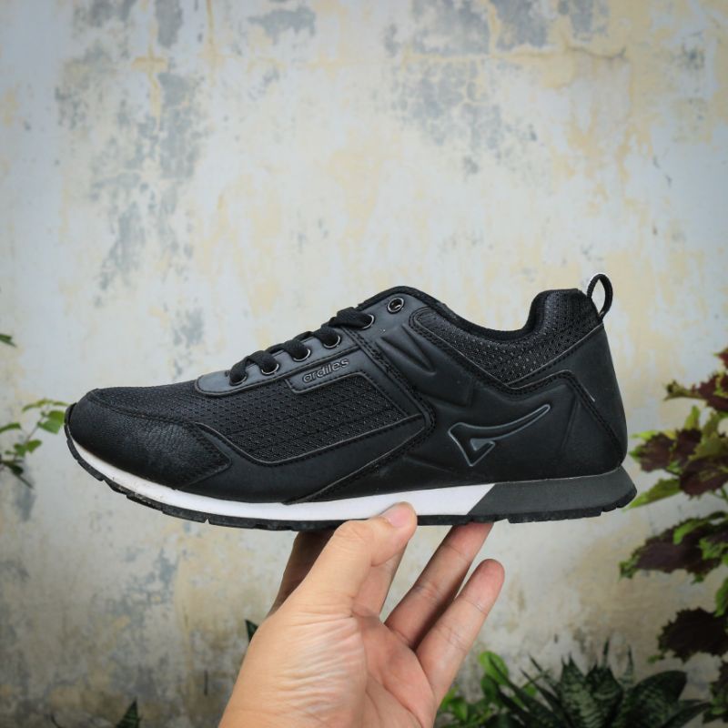 Sepatu Sneakers Pria Dewasa Ardiles MCG-Noars Hitam Putih