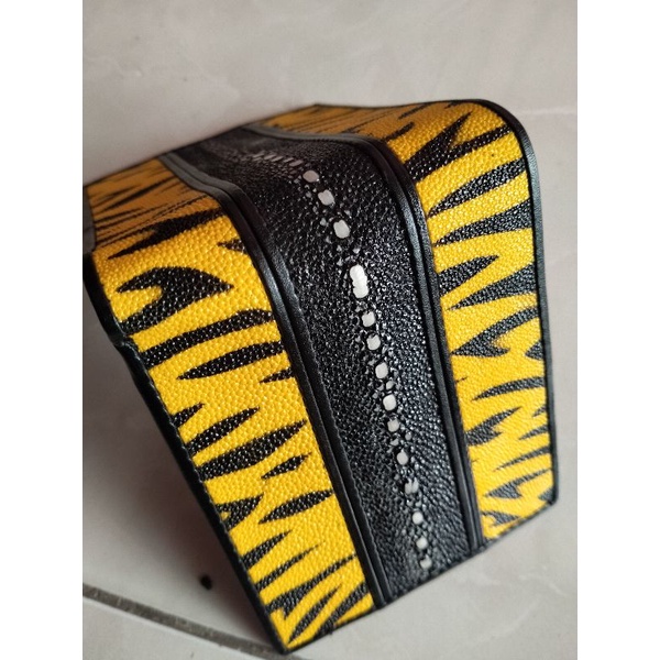 dompet lipat pria kulit ikan pari duri htm macan