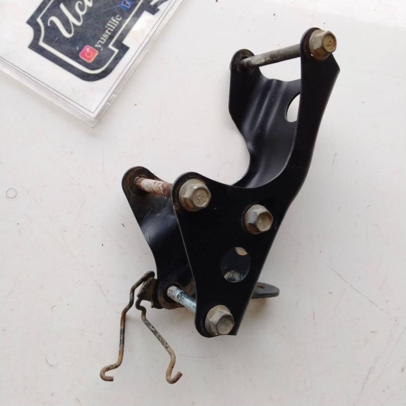 BRAKET BRECKET DUDUKAN MESIN SUZUKI THUNDER 125 BRAKET MESIN THUNDER 125 SEKEN ORIGINAL