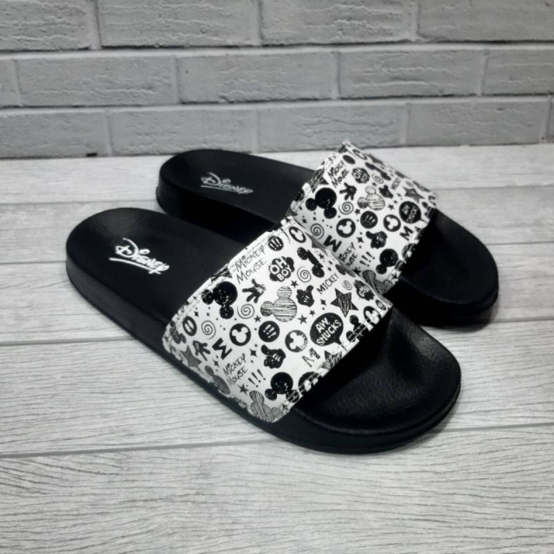 Disney Fasion Perempuan Sendal Slide Hitam Berbahan Karet RIngan Nyaman Di Gunakan Untuk Berpergian