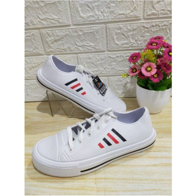 Sepatu putih sepatu komin sepatu ringan