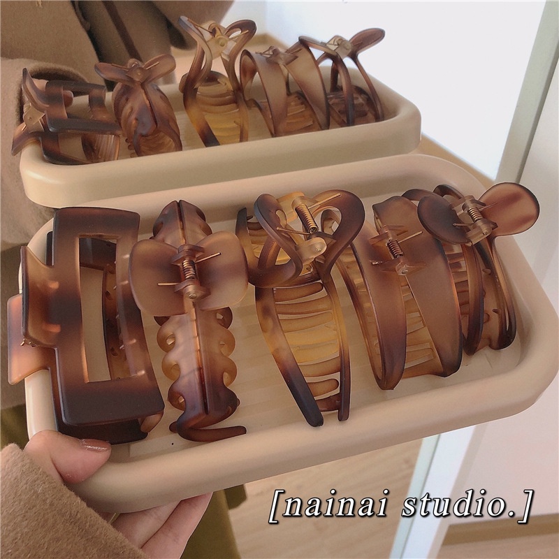 JEPIT COKLAT JUMBO JEPITAN BADAI JEDAI KOTAK OVAL BULAN PERSEGI PANJANG CAKAR BESAR KLIP RAMBUT TEBAL COKELAT COKLAT KOREAN WOMEN SQUARE ROUND LONG SHARK JAW THICK HAIR ACCESSORIES CLUTCHER CLAW CLIP CLIPS ACRYLIC FROSTED COLOR BIG SIZE HAIRCLIP CEPOL