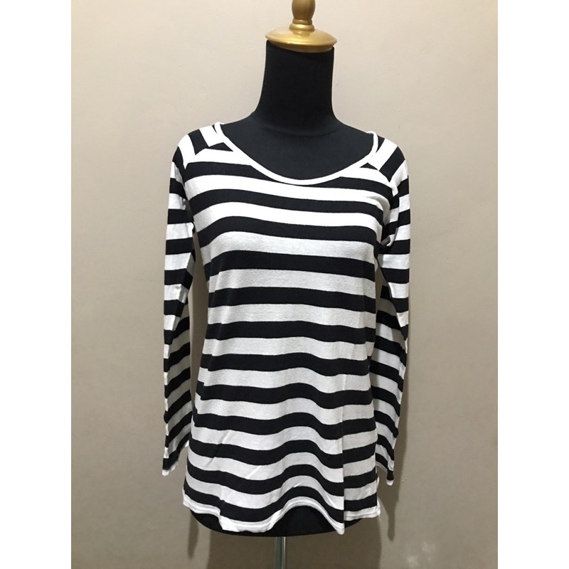 Preloved Kaos Wanita Lowrys Farm