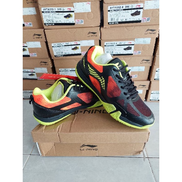 sepatu lining saga lite 4