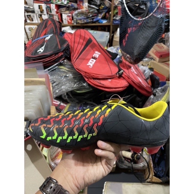 sepatu sepak bola specs swervo rasta