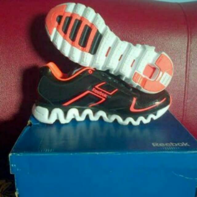 Sepatu Rebook
