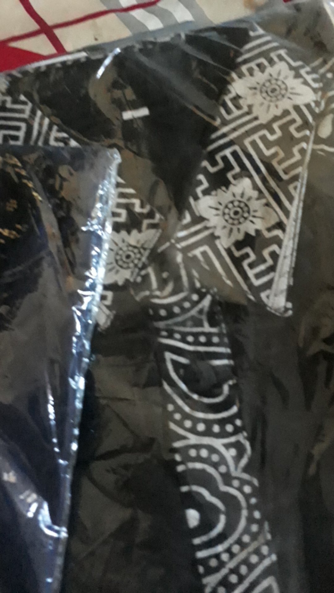 Kemeja Pria Modern Kombinasi Batik Perada Mete Putih