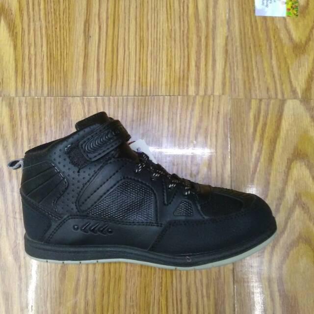 Sepatu sekolah hitam loggo.