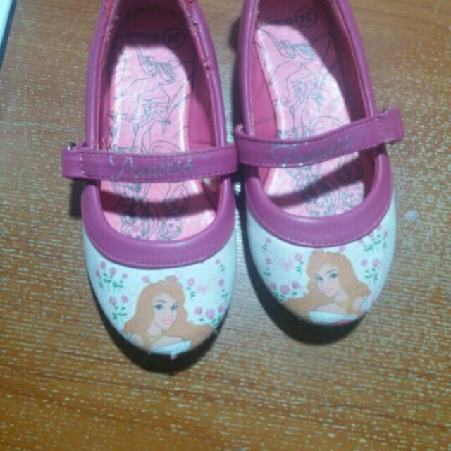 Sepatu anak preloved disney princess