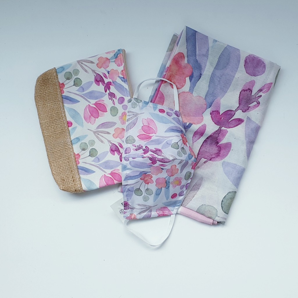 

Paket Lebaran 4: Premium Scarf Voal Square, Pouch goni, Masker dikemas dalam dus cantik