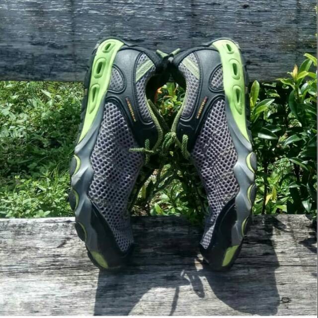 Sepatu tracking humtto