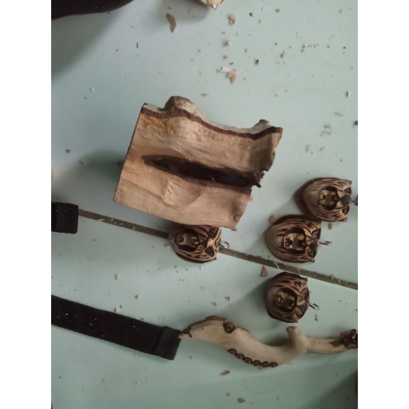 liontin kayu kaboa ukir kepala macan