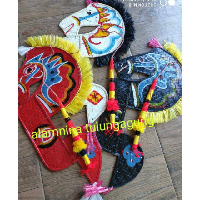 Kuda lumping dengan cambuk
