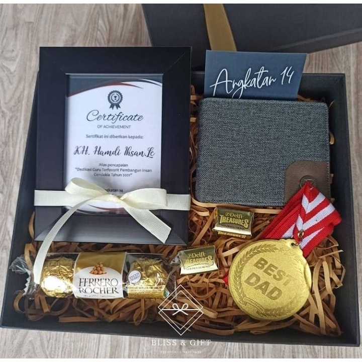 

Blissbox Medal For Achievement (Hampers/Gift Box /Kado UlTah/Kado Wisuda/Kado Anniversary/Souvenir)