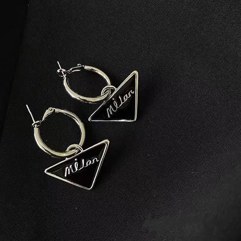 Anting Bentuk Segitiga Warna Hitam Gaya Retro