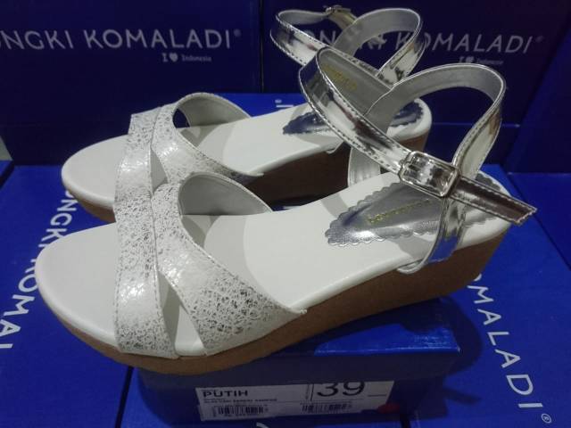 Sandal Yongki Komaladi size 39 MERAH