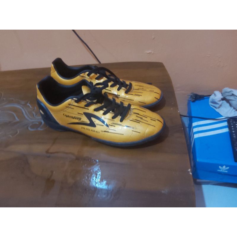 Sepatu Futsal Specs Accelerator Lightspeed Reborn (Gold/Black)