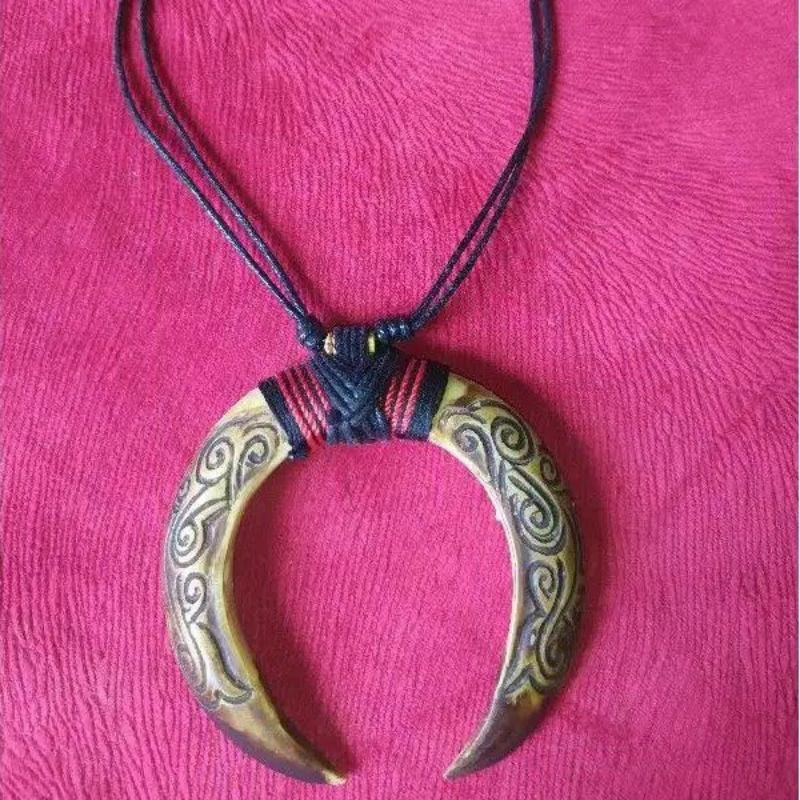 KALUNG SEPASANG TARING BABI UKIR