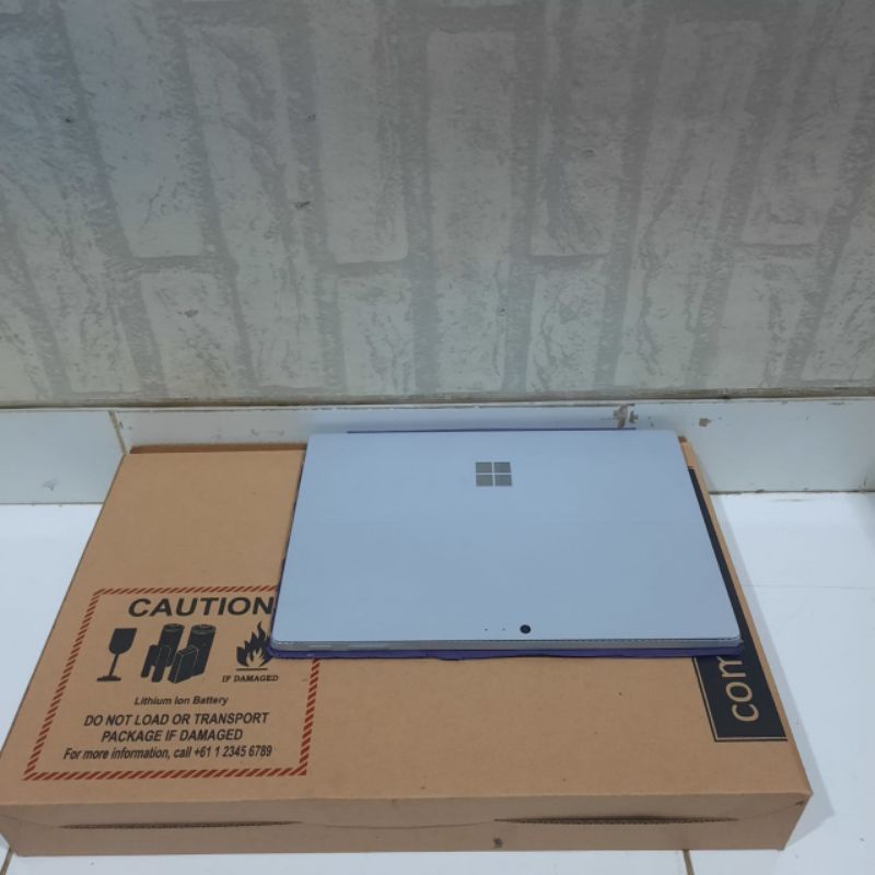 Laptop 2 in 1 Microsoft Surface Pro 4 Intel Core i5-6300U Gen 6 Ram 8/256Gb(ssd), Touchscreen LayarBisa di Copot  Jadi Tablet