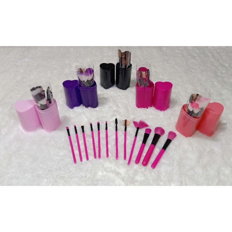 Kuas Set Tabung LOVE 12 Set Kuas Make Up Super Lembut & Nyaman dipakai.