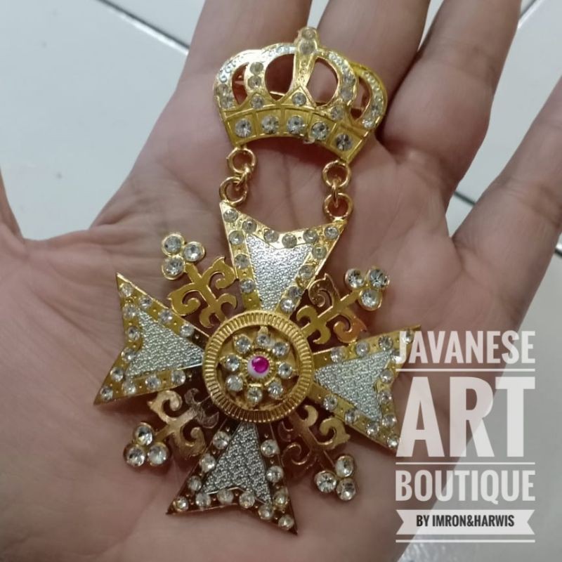 Bros Beskap dengan Hiasan Permata Motif Palang Mahkota untuk Busana Adat Jawa Pria Warna Emas