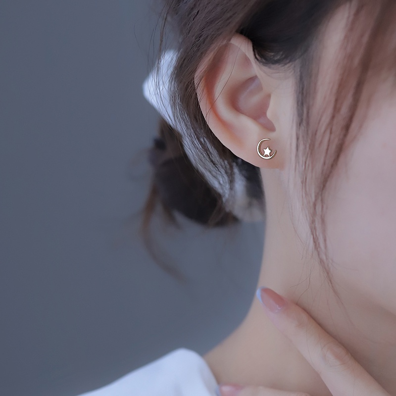 1 Pasang Anting Stud Bentuk Bulan Bintang Bahan S925 Silver Gaya Korea Untuk Wanita