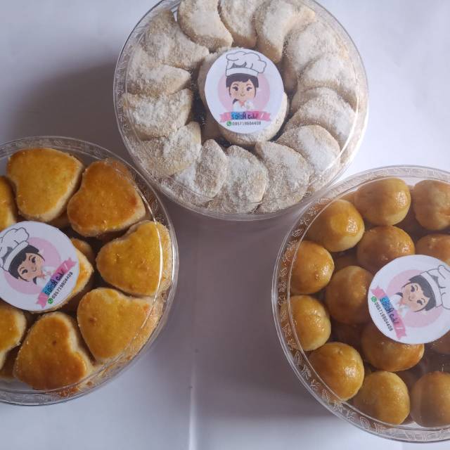 

Kue nastar, kue kacang, kue putri salju