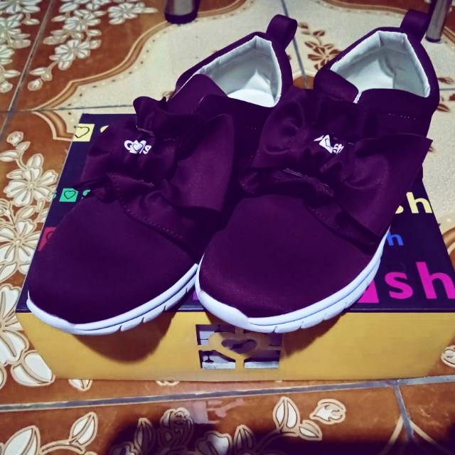 Sepatu gosh