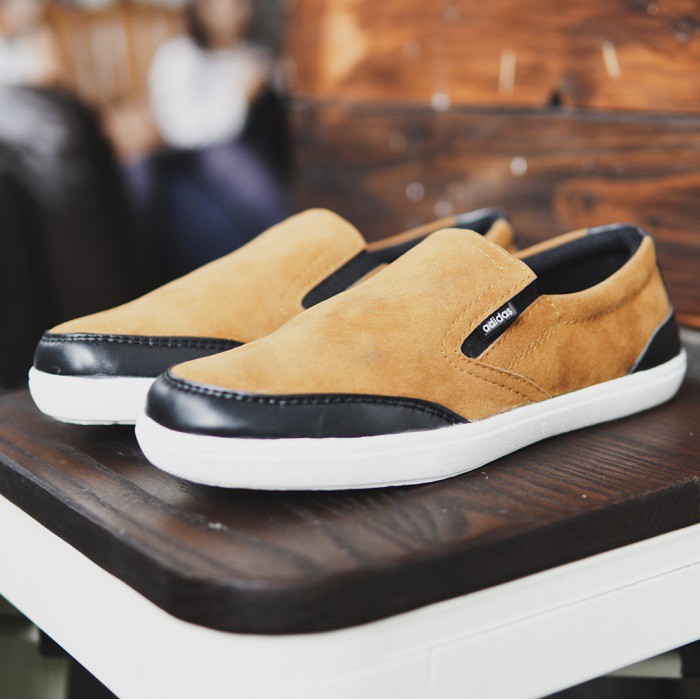 sepatu pria slop casual adidas advantage tan slip on suede murah