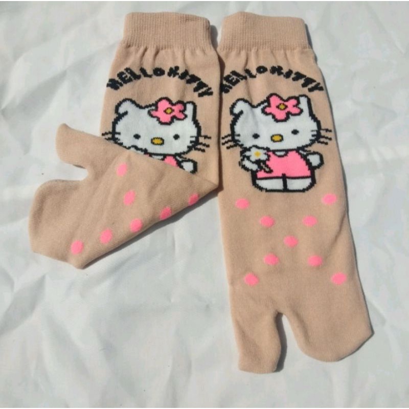 kaos kaki jempol karakter motif hello Kitty size ukuran 5-12 tahun / warna Random sesuai stok yang tersedia