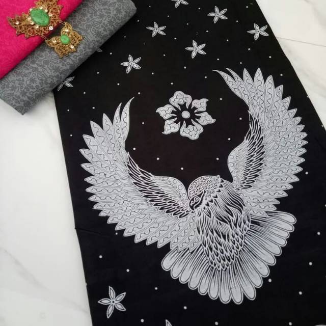 Kain batik motif elang