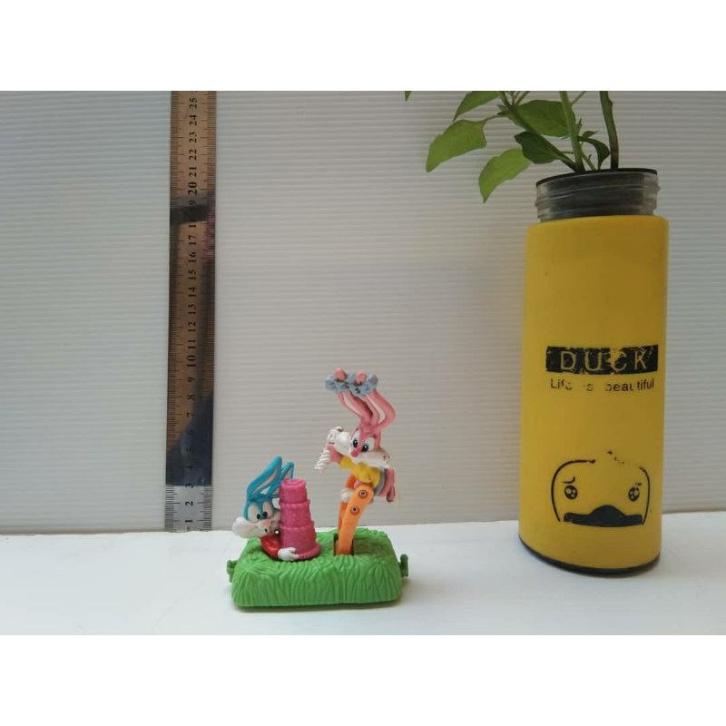 figur Looney Tunes Bugs Bunny, Buster bunny dan Lola bunny