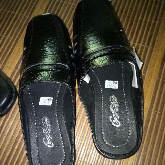 Sepatu sandal slop pria bahan kulit asli warna hitam merk Sepatu sandal slop pria bahan kulit asli warna hitam merk
