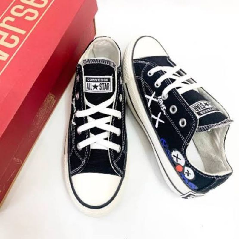 SEPATU CONVERSE KAWS X KAWS, MADE IN VIETNAM PENDEK ( LOW CUT )