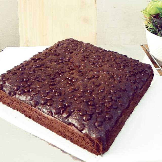 

BROWNIES PANGGANG CHOCOLATE FUDGY CHOCOCHIPS CHAMILK 20 x 20Cm