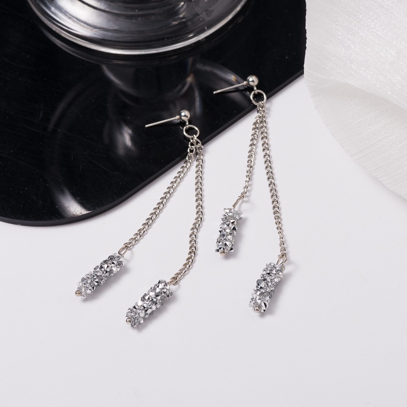 Anting Rumbai Panjang Bentuk Silinder full Berlian Warna Silver Untuk Wanita