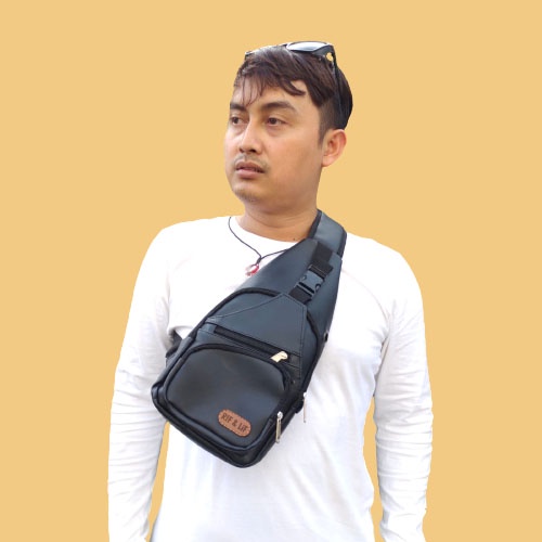 Tas Traveling Pria Cowok Laki-laki Keren Casual Kasual / Tas Pria Selempang Waist Bag Sling Bag Bahan Synthetic Leather untuk Jalan-Jalan atau Outdoor Warna Hitam