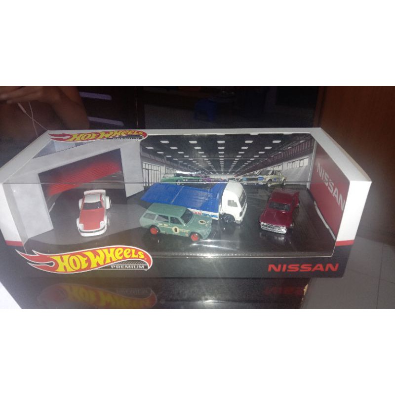 Hotwheels premium garage set nissan transport diorama isi 4 pcs ban karet