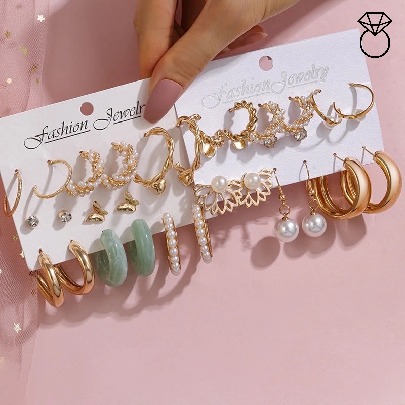 Set Anting Stud Bentuk Lingkaran Oversize Aksen Mutiara Warna Emas Bahan Metal Gaya Punk Untuk Wanita