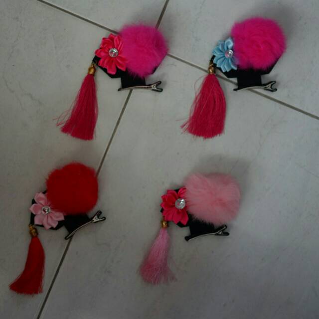 Jepit imlek pompom tassel bunga