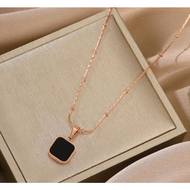 KALUNG TITANIUM ROSE GOLD LIONTIN KOTAK PERMATA HITAM