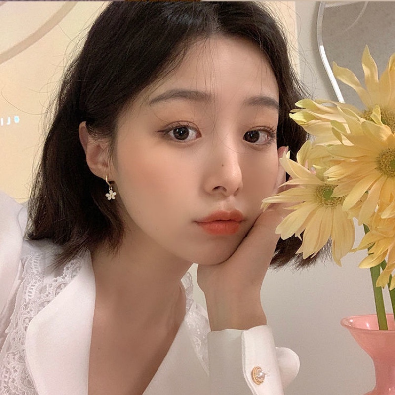 We Flower Anting Hoop Emas 14K Desain Bunga Daisy Kecil Putih Gaya Korea Untuk Wanita