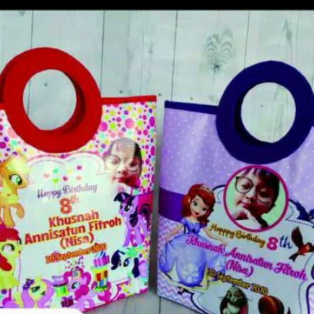 

Tas souvenir kotak tali bundar