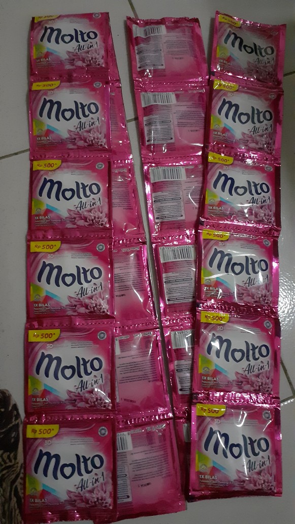 Pelembut Dan Pewangi Pakaian Molto Renceng 12x10ml