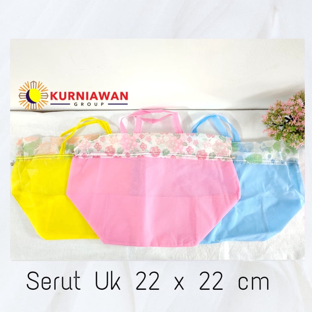 

Goodie Bag Kain Serut Polos Dus 22 x 22 Spunbond Tote Bag Press Tali Sourvenir Weding Hajatan Perlusin ( 12 Pcs )